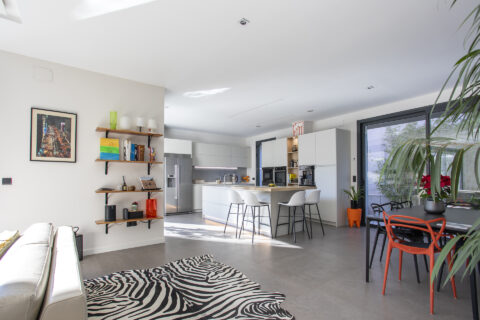 Cocina blanca y luminosa