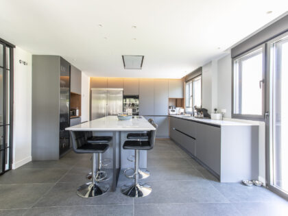 Elegancia atemporal y funcionalidad moderna: Descubre el diseño excepcional de esta cocina